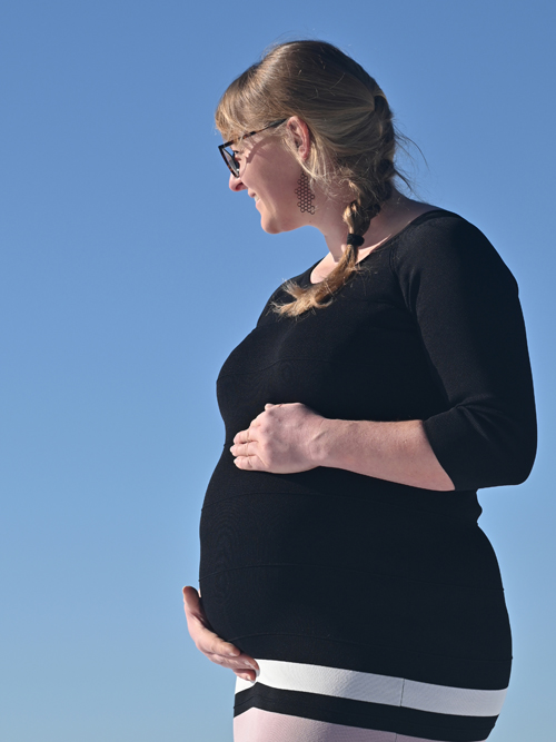 nosečniški portret zunaj